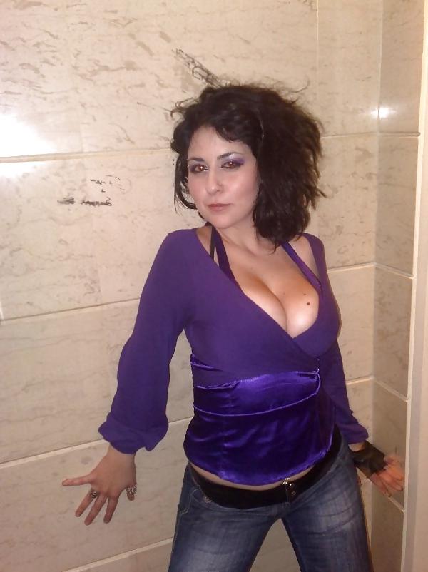 25P Greek gilrs need cock