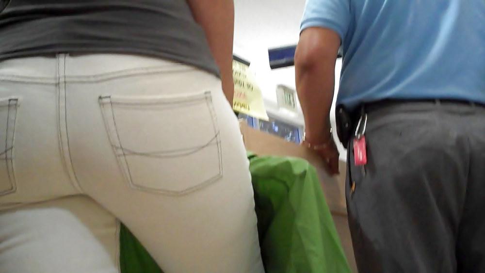 25P I saw her nice big butt & ass in jeans today 