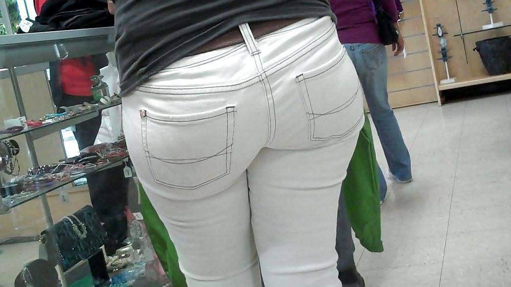 25P I saw her nice big butt & ass in jeans today 