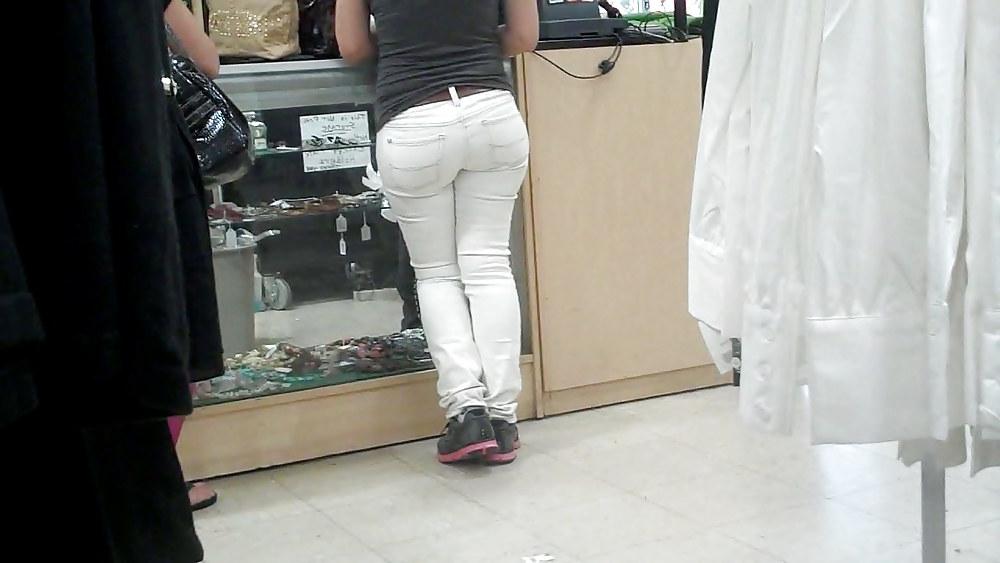 25P I saw her nice big butt & ass in jeans today 
