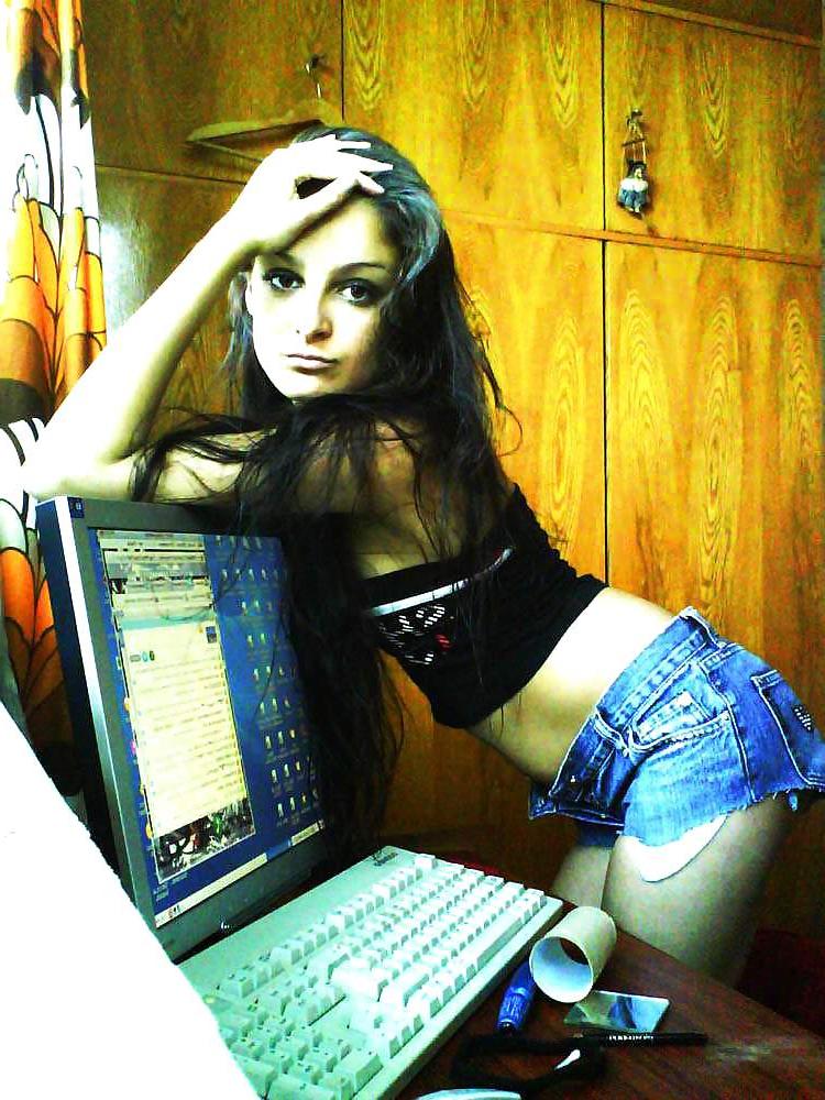 20P Greek slutsa need cocks