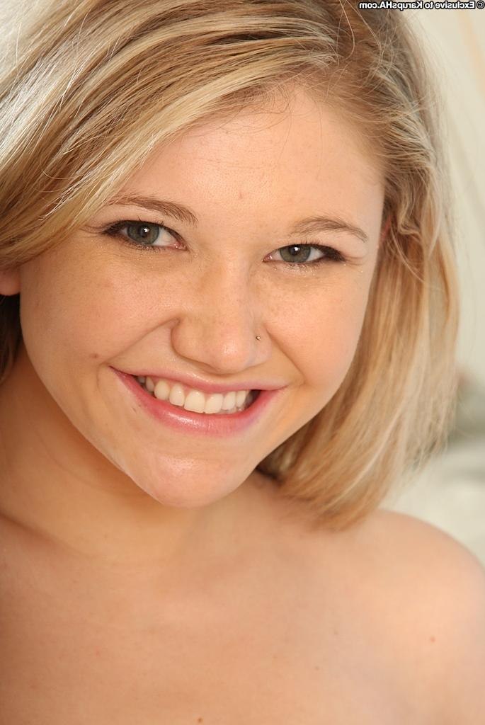 16P Pretty amateur blonde babe Kali loves to undress her nasty pussy