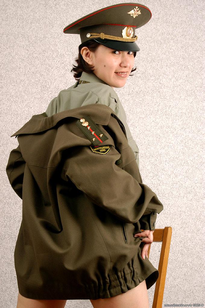 16P Korean amateur Elena stripping off military uniform to pose nude