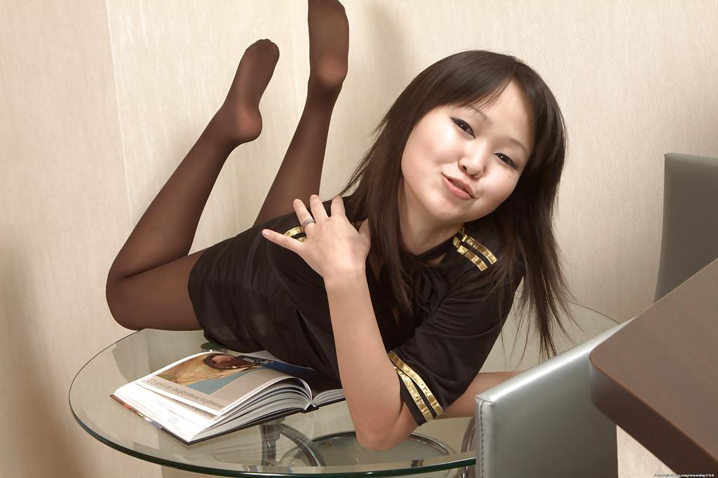 16P Asian babe Alexa is busy with spreading her chubby vulvar lips