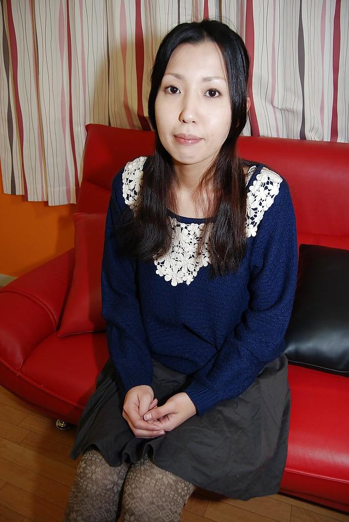 16P Brunette Asian babe Yui Nakazato demonstrates her tiny tits
