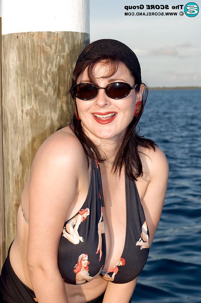 16P Fat busty BBW Lorna Morgan goes showing off on the pier.