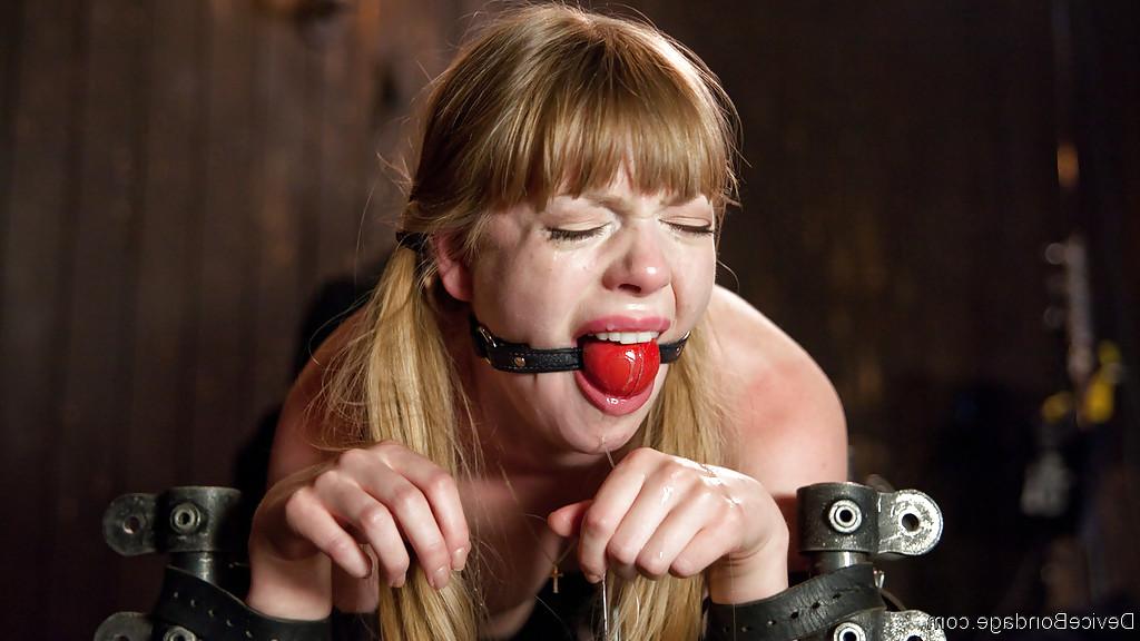 16P Cute chick Dolly Leigh receiving painful flogging of exposed vagina