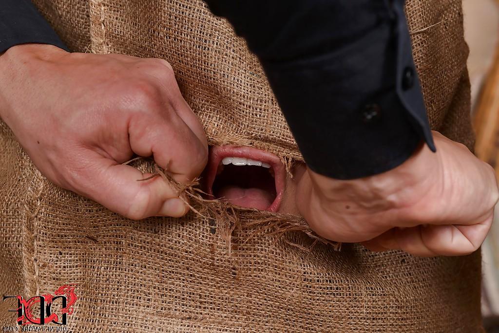 16P Die asiatische BDSM-Lady Tigerr Benson wird in einen Sack gesteckt und bekommt einen Deepthroat
