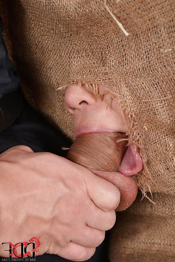 16P Die asiatische BDSM-Lady Tigerr Benson wird in einen Sack gesteckt und bekommt einen Deepthroat