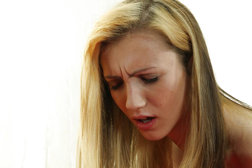 16P Gorgeous teen model Beatrix cums with the aid of purple vibrator