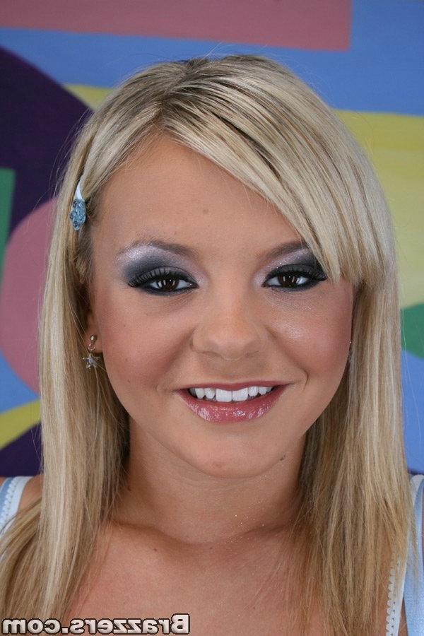 16P Blond pornstar babe Bree Olson has a very tight butt to present