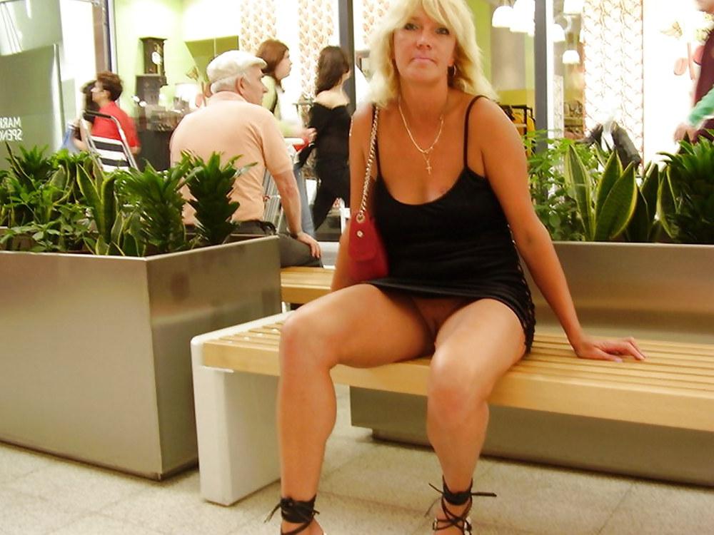 20P Upskirt & Pussy  