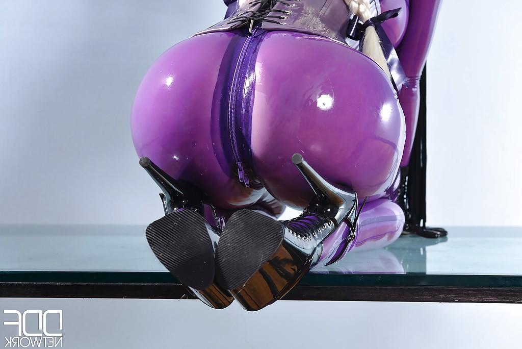 16P That tight pussy in latex needs to be hardcore masturbated and poked