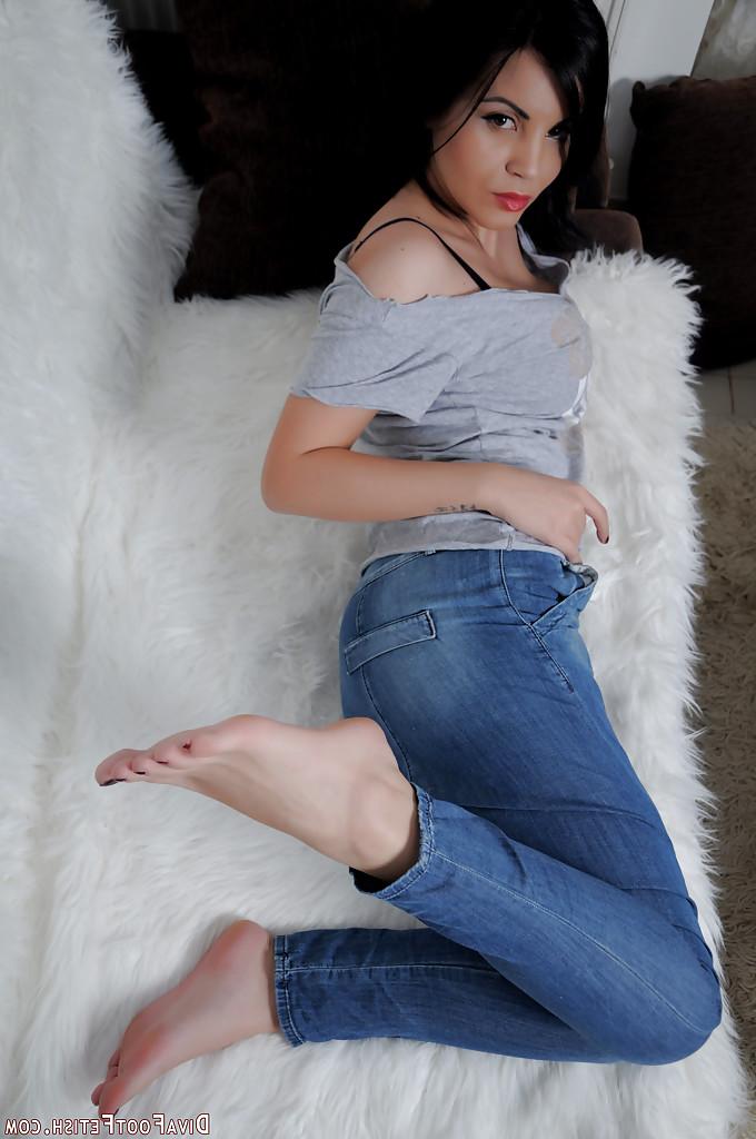 16P Brunette babe with amazing feet is so stunning and sexy looking