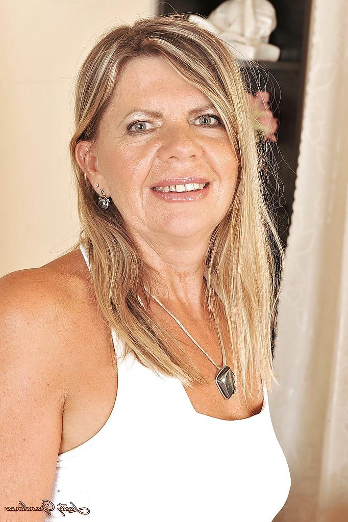 16P Filthy granny taking off her clothes and posing naked on the sofa