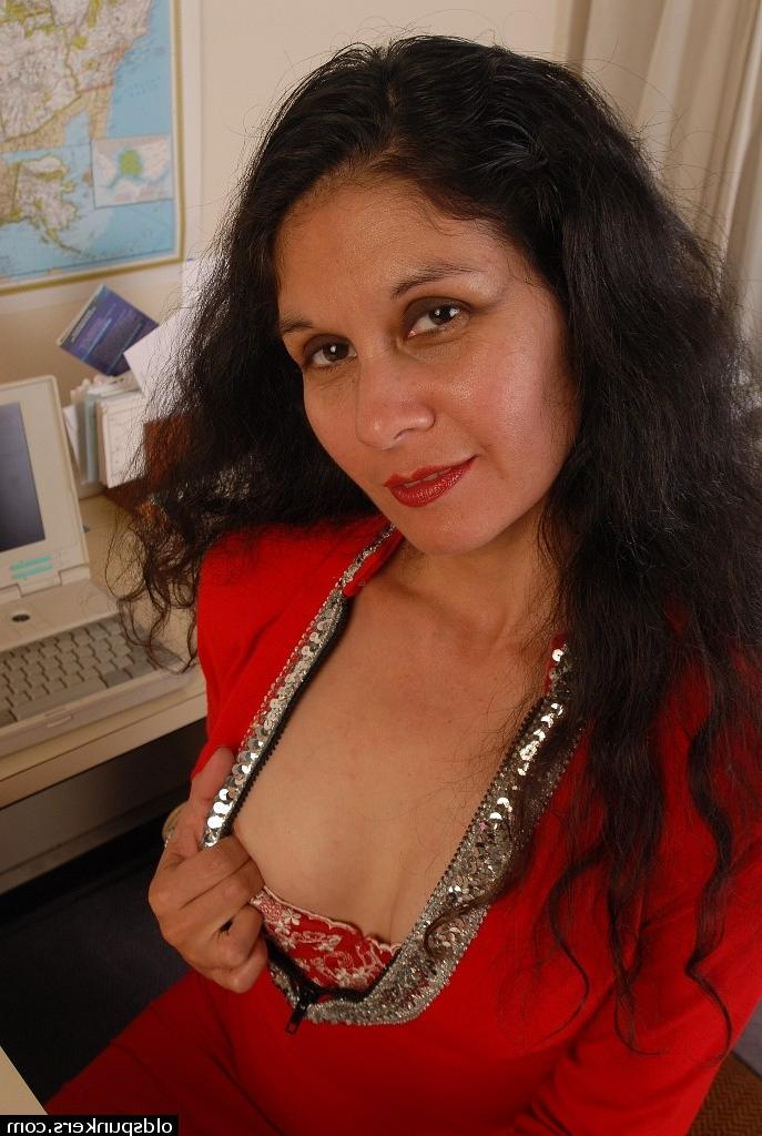 16P Hot granny Carmen shows off her stunning naked shape and puss