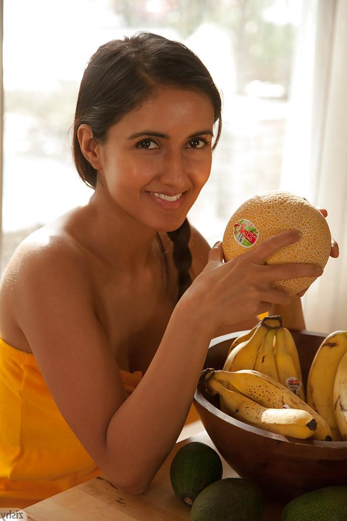 12P Brunette teen amateur Vijaya Singh having fun and exposing herself