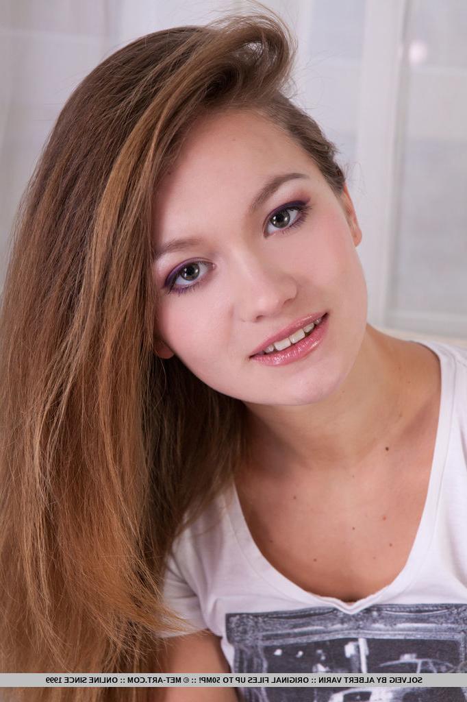 18P Hot redhead European in jeans undressing to show off bald snatch close up