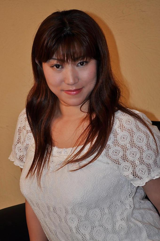 16P Fatty asian MILF Kumi Shibahara undressing and vibing her slit