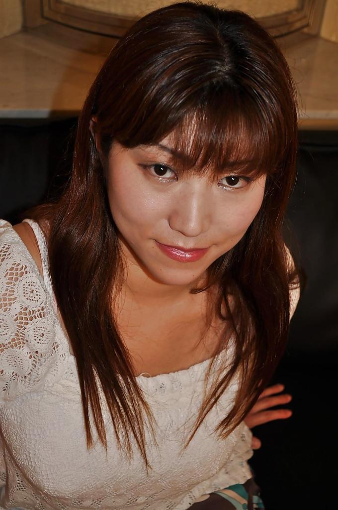 16P Fatty asian MILF Kumi Shibahara undressing and vibing her slit