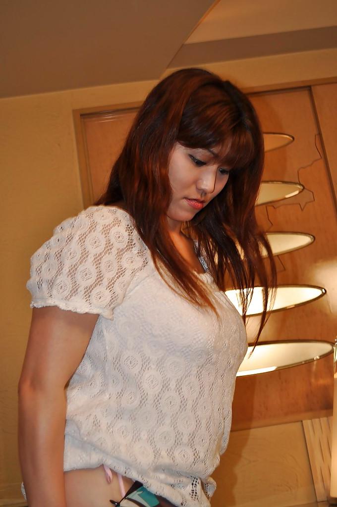 16P Fatty asian MILF Kumi Shibahara undressing and vibing her slit