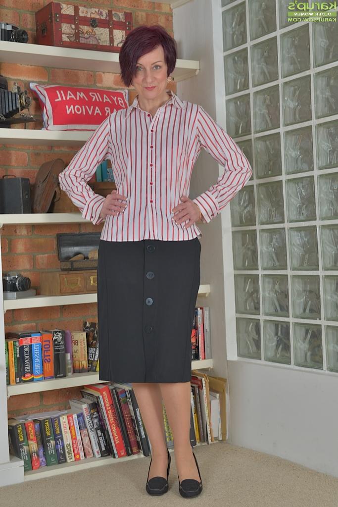 16P Older solo babe Penny Brooks striking sexy fully clothed poses