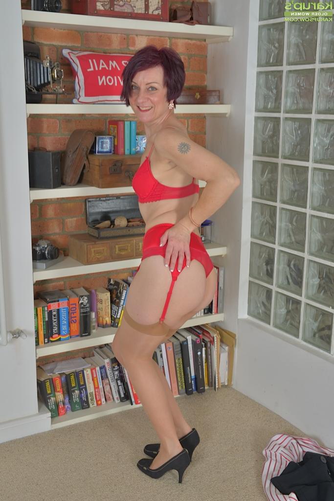 16P Older solo babe Penny Brooks striking sexy fully clothed poses