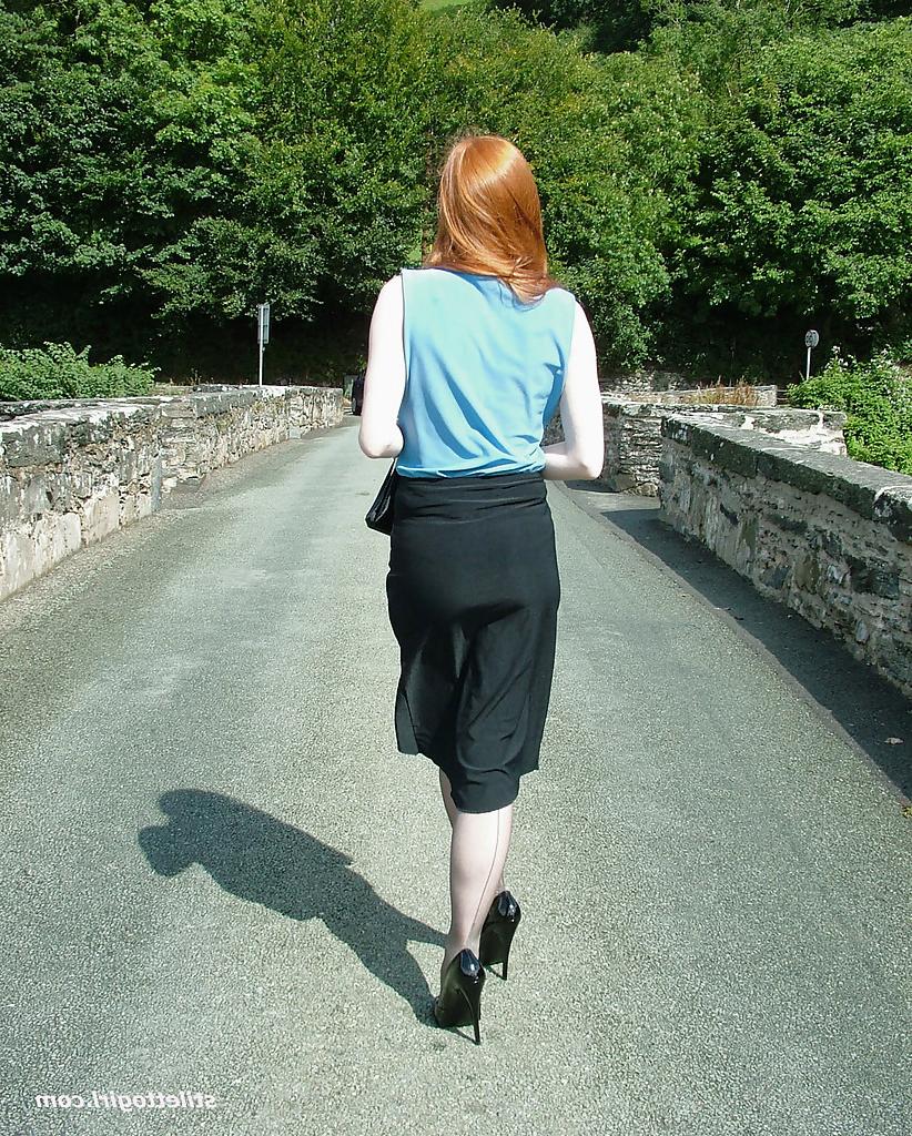 16P Clothed redhead Miranda is revealing her sexy ass in her backyard