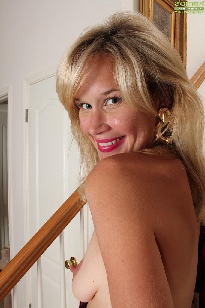 16P Gorgeous pussy of a hot milf blondie Katherine Jackson is shown in close up