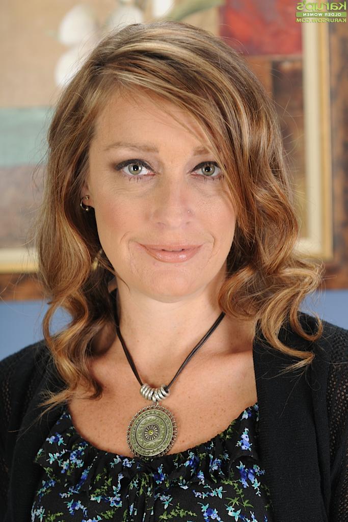 16P Milf Cindi Thompson shows her small boobies and long skinny legs