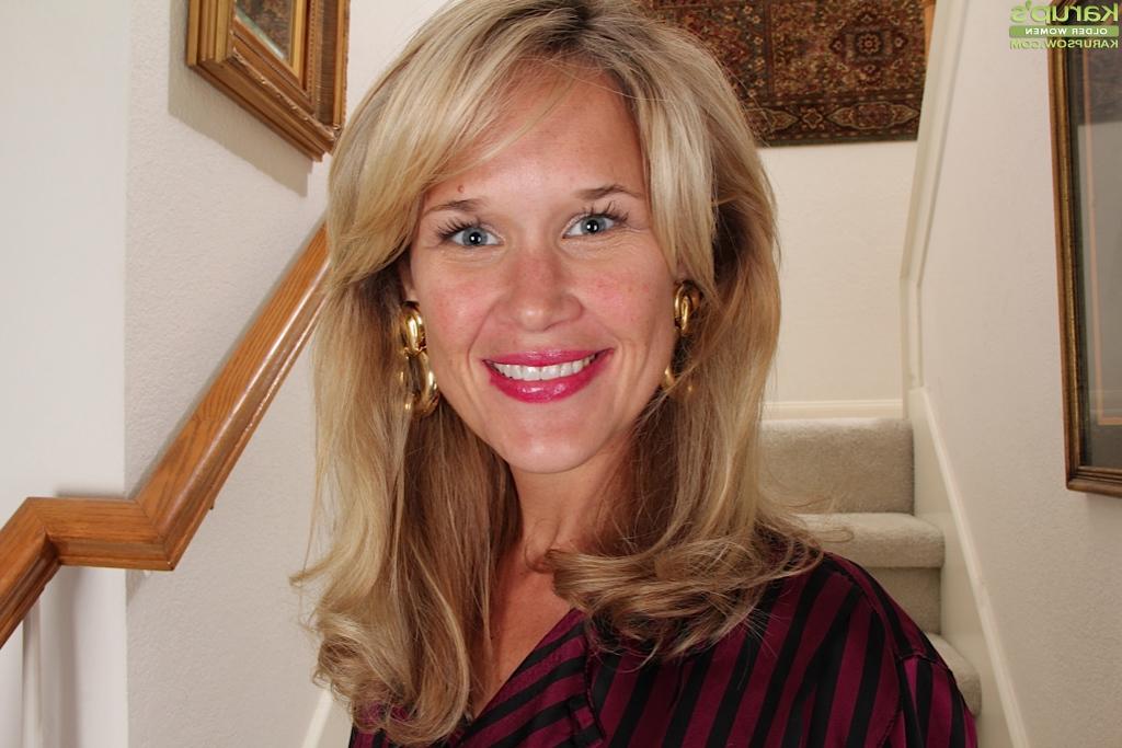 16P Mature blondie Katherine Jackson is spreading her fantastic legs