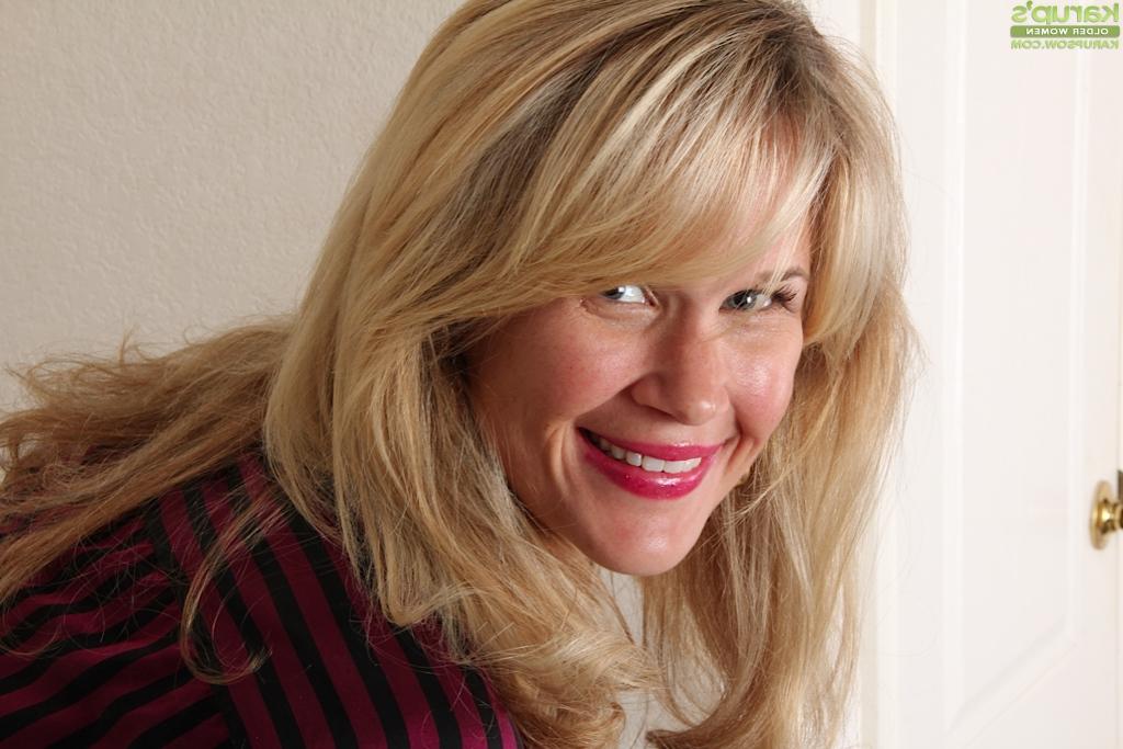 16P Mature blondie Katherine Jackson is spreading her fantastic legs