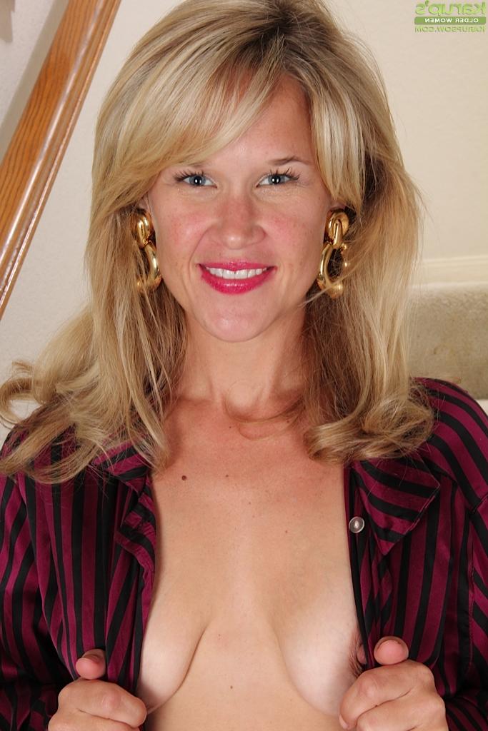 16P Mature blondie Katherine Jackson is spreading her fantastic legs