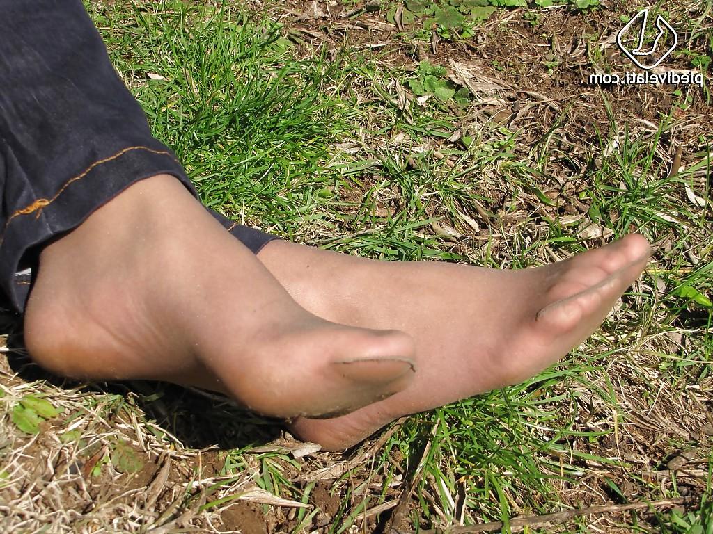 16P Amazing long leg beauty Selene loves to show her sexy feet