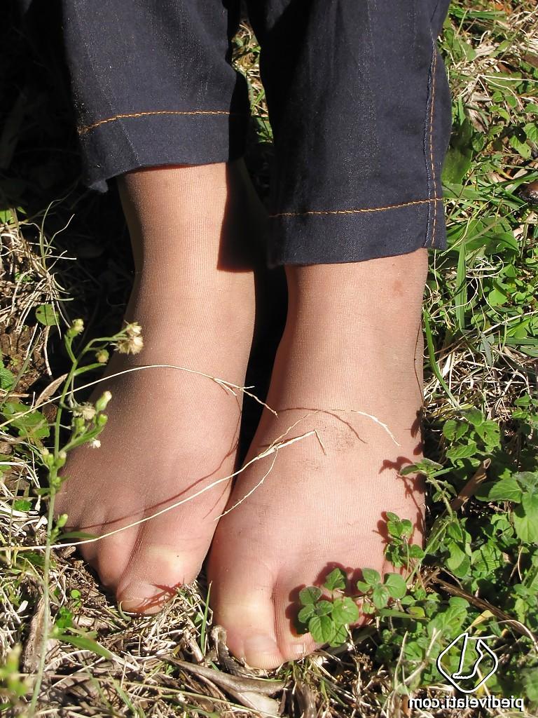 16P Amazing long leg beauty Selene loves to show her sexy feet