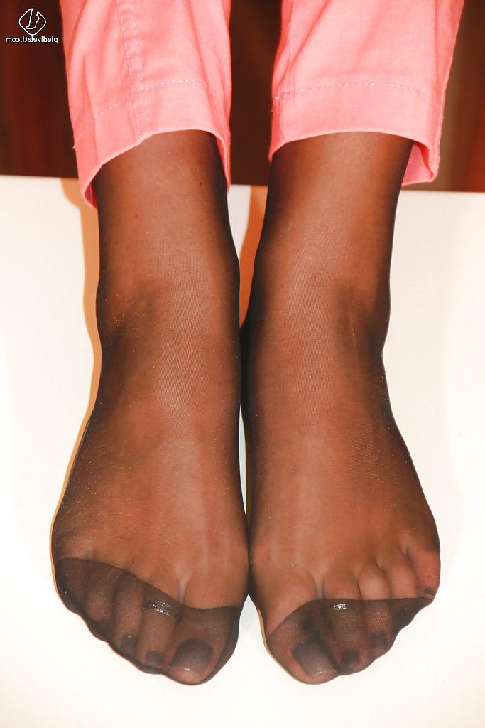 16P Valentina thinks about stuff while showing her sexy feet in close up