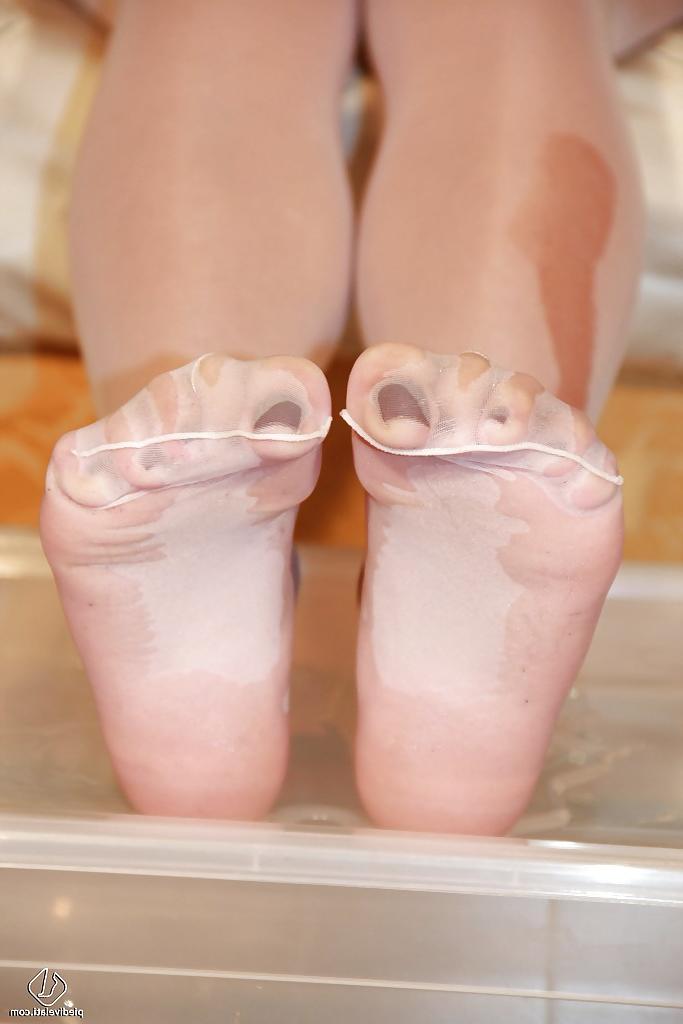 16P Wet feet lover Valentina is wearing hot looking pantyhose