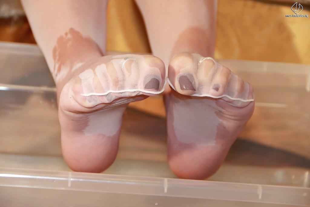 16P Wet feet lover Valentina is wearing hot looking pantyhose