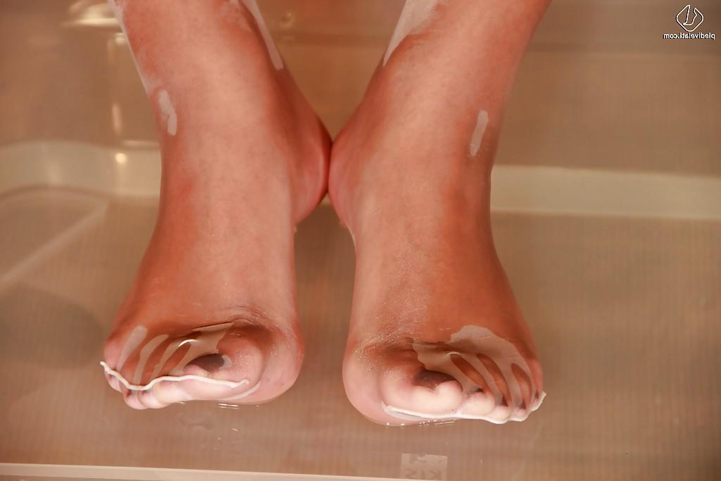 16P Wet feet lover Valentina is wearing hot looking pantyhose