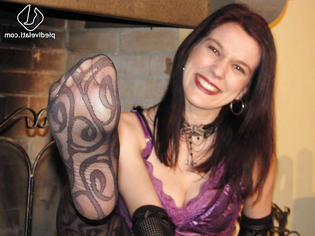 16P Brunette milf with cute feet has her black pantyhose on