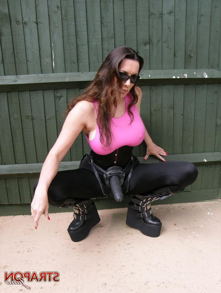 16P Big-titted babe Jane stripping with a huge strapon at the backyard