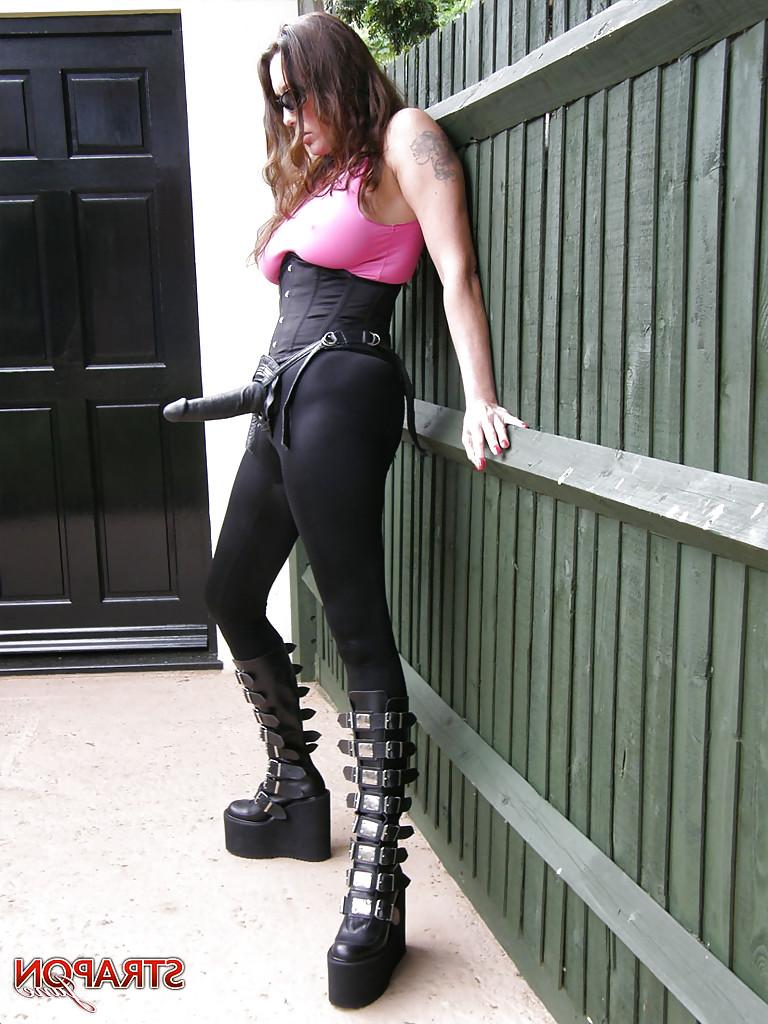 16P Big-titted babe Jane stripping with a huge strapon at the backyard