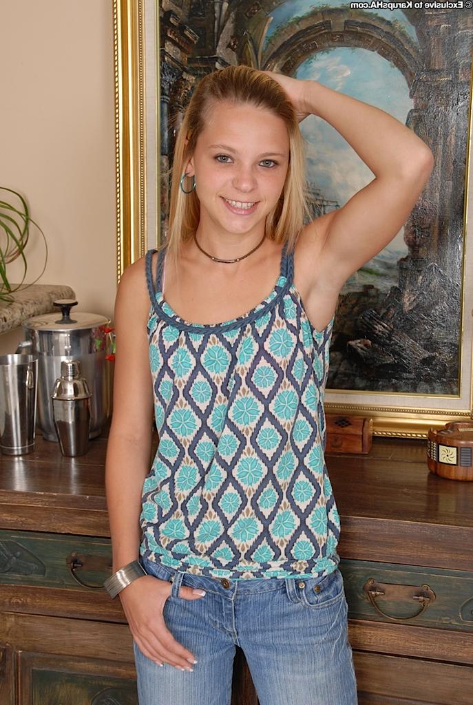 16P Fantastic amateur babe Destiny Garnet is spreading her slim legs