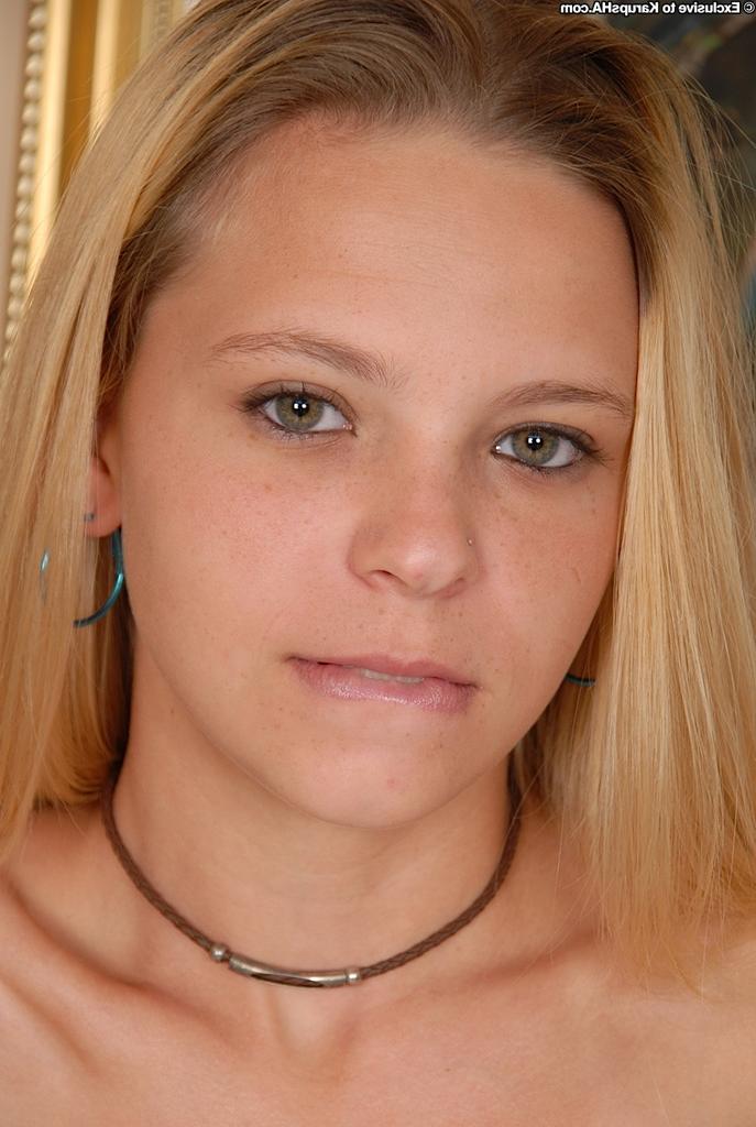 16P Fantastic amateur babe Destiny Garnet is spreading her slim legs