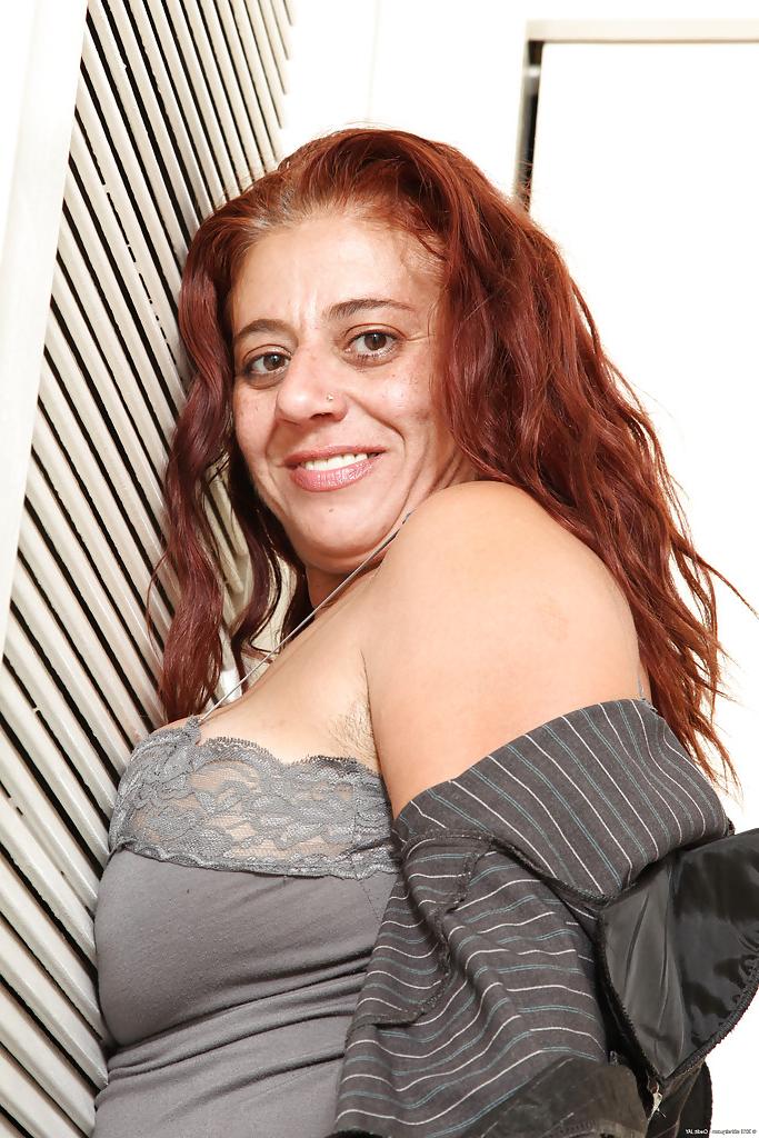 16P Fatty mature gal rips her pantyhose and exposes her shaggy cooter