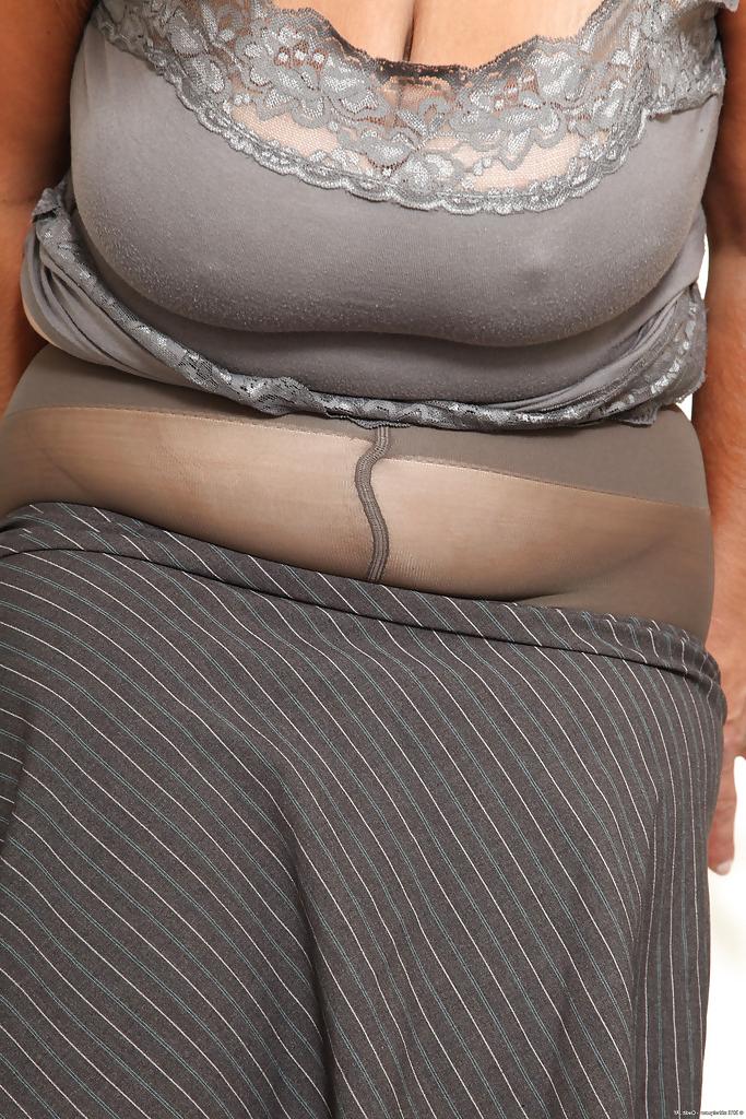 16P Fatty mature gal rips her pantyhose and exposes her shaggy cooter