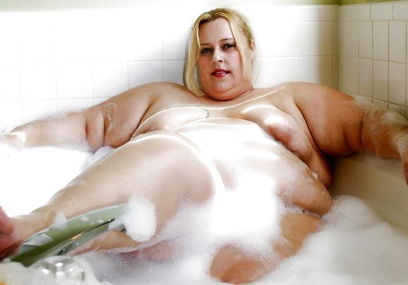 15P Lovely BBW in a bathtube