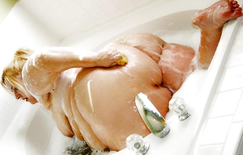 15P Lovely BBW in a bathtube