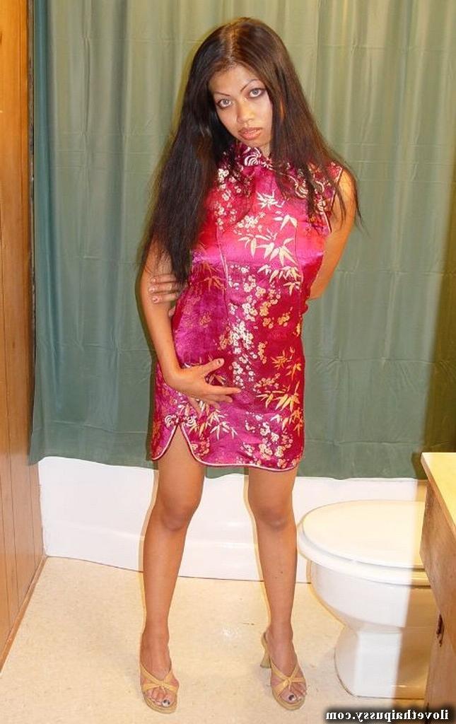 16P Sassy thai slut pissing and exposing her gash in close up