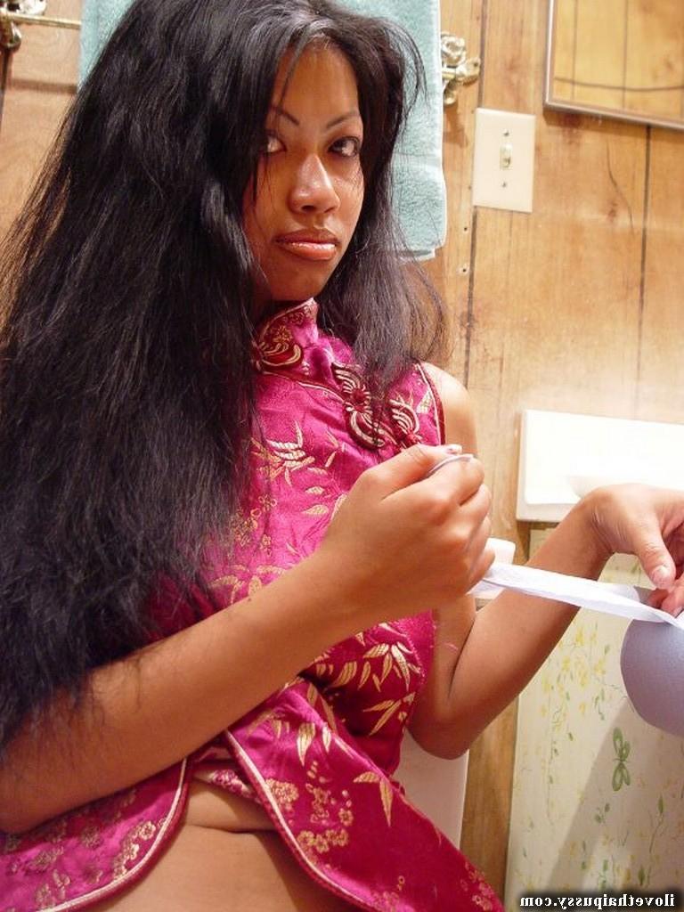 16P Sassy thai slut pissing and exposing her gash in close up